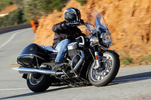 Comparative Harley-Davidson motorcycles 1690 Road King vs Moto Guzzi 1400 California Touring: Two kings for a crown