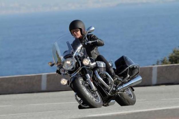Comparative Harley-Davidson motorcycles 1690 Road King vs Moto Guzzi 1400 California Touring: Two kings for a crown