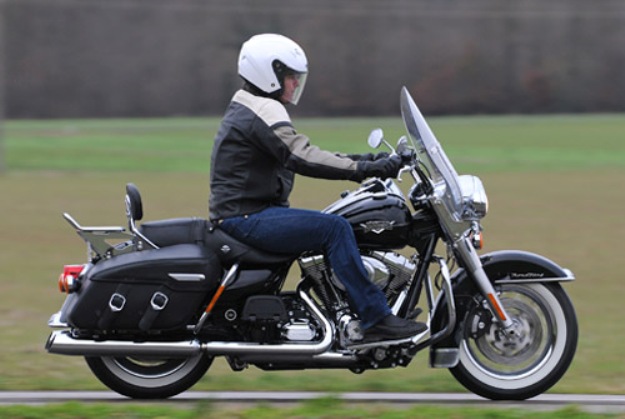 Comparative Harley-Davidson motorcycles 1690 Road King vs Moto Guzzi 1400 California Touring: Two kings for a crown