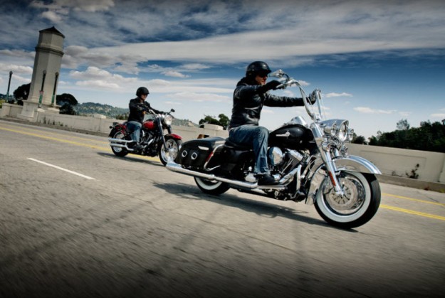 Comparative Harley-Davidson motorcycles 1690 Road King vs Moto Guzzi 1400 California Touring: Two kings for a crown