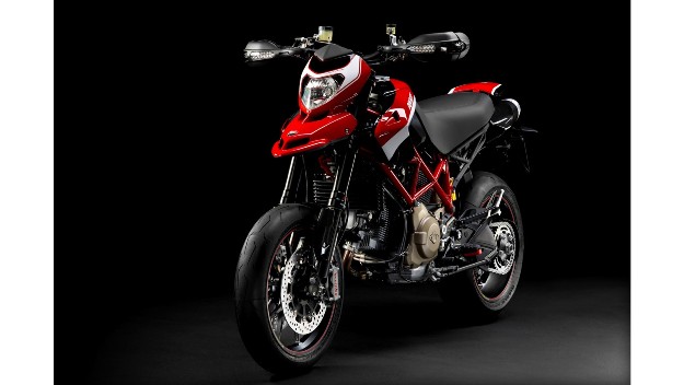 Test Ducati Hypermotard SP 2013: Liquid engine, soaked character
