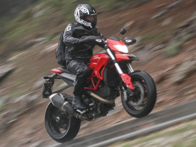 Test Ducati Hypermotard SP 2013: Liquid engine, soaked character