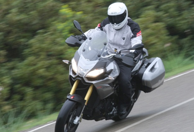 Test Aprilia Caponord 1200 Travels Pack: First feelings with the handlebar of the new maxi 