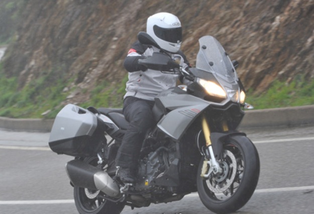 Test Aprilia Caponord 1200 Travels Pack: First feelings with the handlebar of the new maxi 