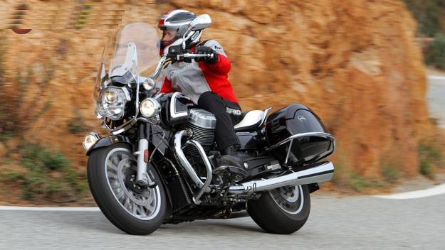 Test Moto Guzzi California 1400 Custom: Great malicious look