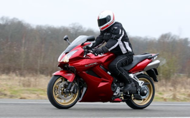 BMW F800GT Vs Honda VFR800: particular species