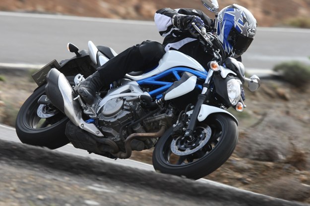 Comparative motorcycles Honda CB500F vs Honda NC700S vs Kawasaki Z800e vs Suzuki SFV 650 Gladius vs Yamaha XJ6 N: Which is the best A2 motorcycle?