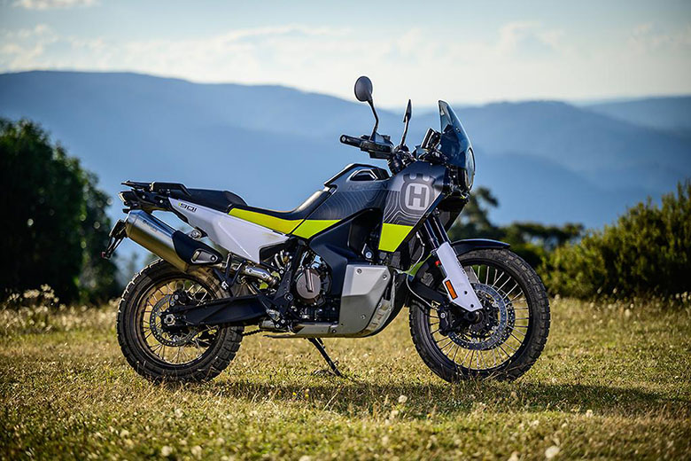 Ducati 2022 DesertX vs Husqvarna 2022 Norden 901