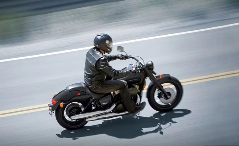 2023 Honda Shadow Phantom 750 vs 2023 Suzuki Boulevard C50